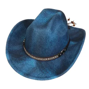 Detail eines blauen Cowboyhuts mit geometrischem Webband und Kordel mit Holzperlen