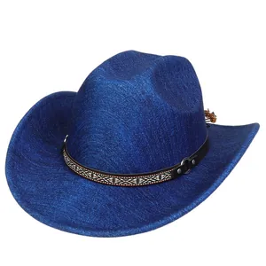 Details des blauen Cowboyhuts mit ethnischem Band, braunen Perlen und Federverzierung