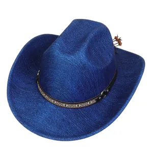 Nahaufnahme von blauem Cowboyhut mit Webband, Silbernieten und Holzperlen-Dekoration