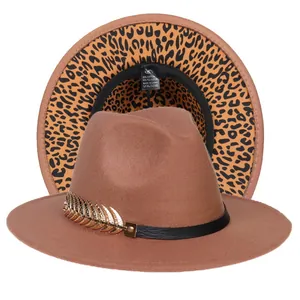 Cappello fedora marrone con cinturino in pelle, piuma dorata e fodera leopardata