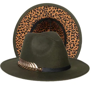 Dettaglio del cappello fedora verde scuro con fodera leopardata e piuma dorata
