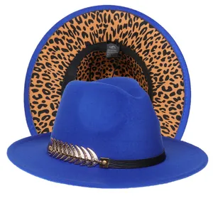 Dettaglio del cappello fedora con tesa blu navy e fodera maculata con piuma dorata