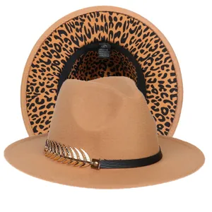 Dettaglio cappello fedora con ciondolo in metallo dorato e fodera a macchie leopardate