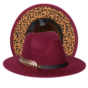 Dettaglio cappello jazz bordeaux con decorazione piuma e tesa interna leopardata