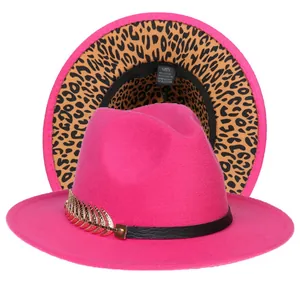 Dettaglio del cappello fedora rosa con fodera leopardata e decorazione a foglia d'oro