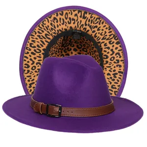 Dettaglio del cappello fedora viola con tesa leopardata e cinturino con fibbia in metallo
