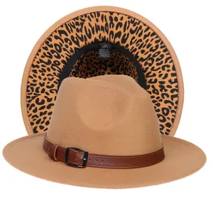 Dettaglio del cappello fedora con etichetta in cotone e fodera interna leopardata