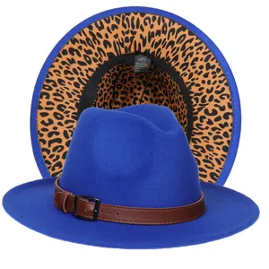Dettaglio del cappello fedora blu con fodera leopardata e cinturino in pelle marrone
