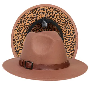 Dettaglio del cappello Fedora che mostra il cinturino in pelle marrone e fodera leopardata