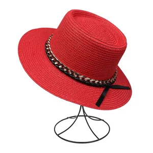 Detailansicht Strohhut in Rot mit goldener Kette und schwarzer Schleife auf Ständer
