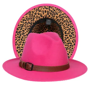 Dettaglio cappello fedora rosa shocking con fodera leopardata ed etichette del tessuto
