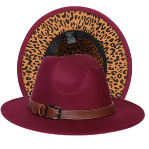Dettaglio del cappello fedora bordeaux con fodera leopardata e cinturino in pelle