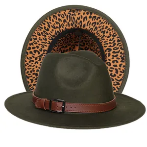 Dettaglio cappello fedora verde oliva con tesa leopardata e fascia in cuoio