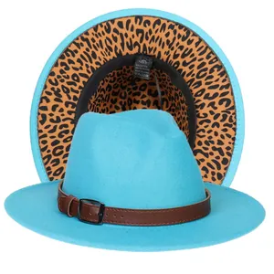 Dettaglio cappello fedora blu con fodera interna leopardata e cinturino in pelle marrone