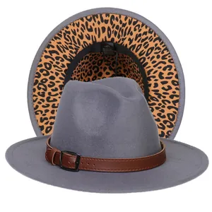 Dettaglio del cappello in feltro con tesa maculata e fascia decorativa in pelle marrone