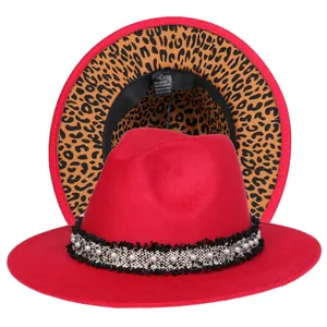 Cappello Fedora rosso con fodera leopardata e nastro decorativo con perle eleganti