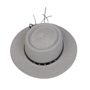 Detail eines grauen Strohhutes mit schwarzem Sternen-Lederband und eleganter Bindeschleife