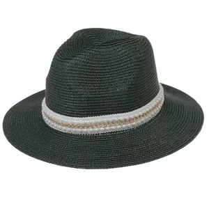 Détail du chapeau Panama tressé vert foncé avec perles blanches et chaîne dorée