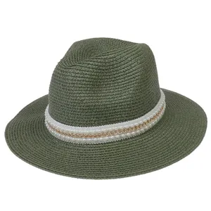 Détail du chapeau Panama vert foncé avec bandeau de perles et chaîne en métal doré