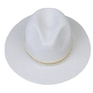 Détail d'un chapeau de paille Panama blanc avec élégantes perles et chaîne dorée