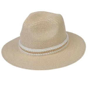 Détail du chapeau Panama avec ruban décoratif en perles et chaîne dorée