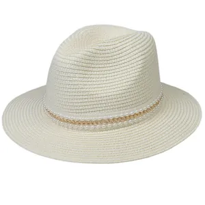 Détails du chapeau de paille ivoire avec bandeau décoratif en perles et chaîne dorée