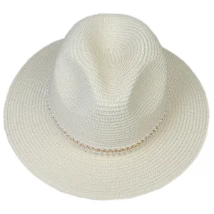 Détail du chapeau Panama crème avec chaîne dorée élégante et ruban de perles fines