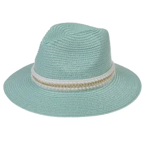 Détail du chapeau Fedora en paille vert menthe avec perles et chaîne dorée décorative