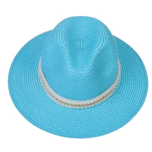 Détail du chapeau Panama bleu ciel avec perles blanches et ruban de chaîne dorée