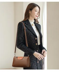 Elegante bolso bandolera de cuero marrón texturizado para mujer con detalle de modelo