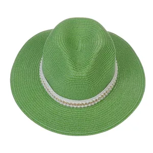 Vue de dessus du chapeau Panama vert vif en paille avec bande élégante perles et chaîne