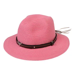 Détail d'un chapeau panama en paille rose avec boucle taureau et bande en cuir