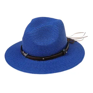 Détail du chapeau Panama bleu marine avec bandeau en cuir brun et logo tête de taureau