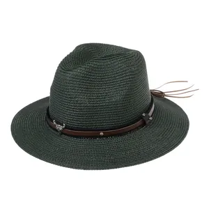 Détail du chapeau Panama vert foncé avec bande en similicuir et ornement tête de taureau