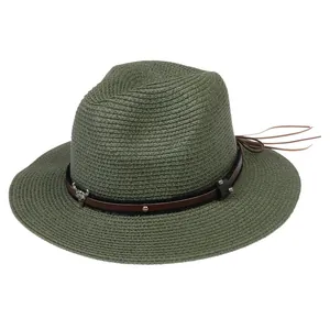 Détail du chapeau de paille vert armée avec ruban en cuir et breloque tête de taureau en métal