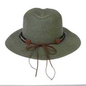Détail du chapeau Panama en paille vert armée avec ruban en cuir et rivets