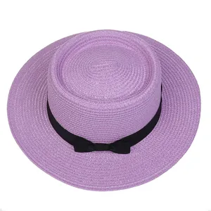 Detailansicht lila Strohhut mit schwarzem Band und Schleife für Damen im Sommer