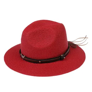Détail du chapeau panama rouge avec bandeau en cuir noir, tête de taureau argentée et franges