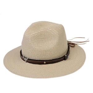 Détail d'un chapeau Panama à bord large avec bande en cuir, clous et logo tête de taureau