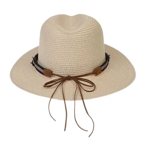 Détail du tissage de ce chapeau Panama beige avec bande en cuir cloutée et petit nœud