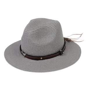 Détail d'un chapeau Panama gris avec bande en cuir et ornement tête de taureau