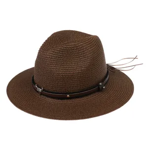 Détail d'un chapeau Panama en paille marron foncé avec ruban en cuir et boucle métallique