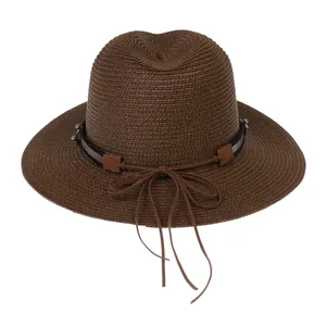 Détail du chapeau Panama marron foncé en paille tressée avec ruban décoratif élégant