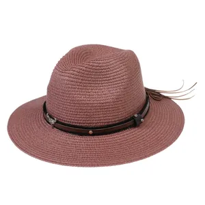 Détail du chapeau panama terre cuite avec ruban cuir, clou tête de taureau et franges