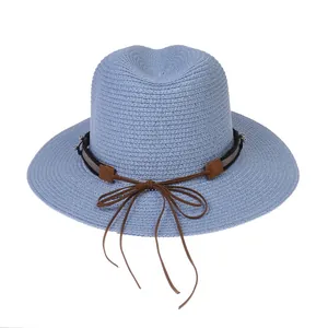 Gros plan sur un chapeau Panama en paille bleu clair avec ruban décoratif gris foncé