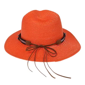 Détail du chapeau Panama orange montrant le tissage de paille et le nœud avec clous en métal
