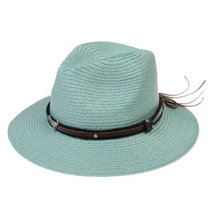 Détail du chapeau Fedora en paille vert menthe avec bandeau cuir et tête de taureau