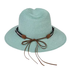Détail du chapeau Panama vert menthe montrant le tissage fin et le ruban en cuir