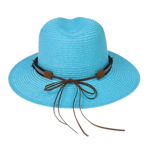 Détail du chapeau Panama bleu vif en paille tressée avec nœud en cuir et ruban déco