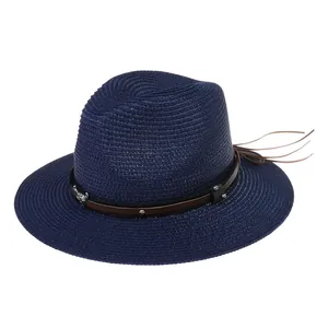 Détail d'un chapeau Panama bleu marine avec bandeau en cuir, crâne argenté et clous